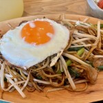 喫茶 千秀 - 日田焼きそば風は目玉焼きのせ