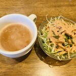 ラムシタ - スープとサラダ。サラダには安定のオレンジ色のドレッシング♪