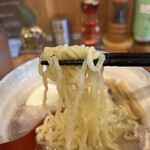 塩々 - 麺のアップ