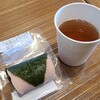 にしき堂 - 和菓子①桜餅《関東風》(税込160円)
桜色の小麦粉生地に漉餡&白鹿の子豆(蜜漬け豆)を包んでありシットリとした生地と優しい甘みの漉餡、穏やかな味わい
無料の焙じ茶&煎茶をサーバーからセルフで頂けます