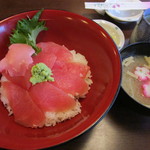 よこすか物産酒場 いち楽 - 鮪丼ランチ 680円