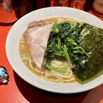 横浜家系ラーメン 山崎家 - ラーメン中盛にほうれん草トッピング