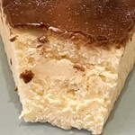 シティ コーヒー セタガヤ - ベイクドチーズケーキの断面アップ