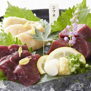 【自慢の逸品】熊本産馬刺しの盛り合わせを九州の甘口醤油で