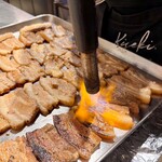 貝出汁沖縄そばキセキ - トッピングの炙り三枚肉