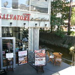 PIZZA SALVATORE CUOMO & GRILL - 高瀬川沿いの、お店入口です。