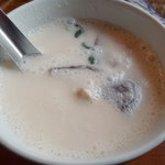 バーン・プータイ - ココナッツミルクと鶏のトムヤム