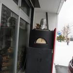 グロリア - 外にあるPizza釜