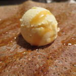 ブレッツ・カフェ・クレープリー - キャラメルブールサレのガレット、ヴァニラアイスクリーム添えアップ