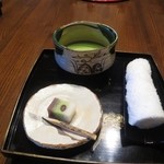 飛騨古川　料亭旅館　八ツ三館 - 出迎えの抹茶と和菓子