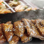 妻家房 - 料理写真:鉄板豚カルビ焼肉