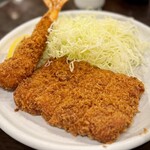 勝烈庵 - お塩でいただくなんてカッチョいいことはせず、ソースをたっぷり掛けて、和芥子もガッツリ塗って、昔からのスタイルをぶらさずにいただきます！(^^)
御飯と赤出汁、千キャベツもちゃんと美味しい♪