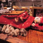 うさぎとぼく - うさぎとぼくさんの看板キャラ不協和音ちゃんご一家。
      おこた(こたつ)で団欒中だったよ～！
      新たに仲間に加わった、ろばの八郎くん。
      うさぼくドーナツとショコラキューブを食べようとしてるね。