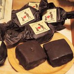 うさぎとぼく - バレンタイン限定のショコラキューブ、
      施設さんから届いたチョコに、ご主人がデザインしたラベルを、
      ご夫婦でひとつひとつ丁寧に手作業で貼られているという、
      愛情のこもった商品。