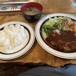 停車場 - 停車場ハンバーグ1,300円税込。お汁はアチアチ。
