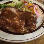 停車場 - 割ってみた。毎度の如く肉汁は無し。