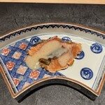 鮨 こん藤 - サクラマス藁焼き 地辛子のソース