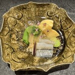 鮨 こん藤 - 下から時計回りに 細魚、ハマボウフウ（秋田）、スナップエンドウ、筍（八女）、空豆　上から八方酢のジュレ　◎
  ハマボウフウ初めて食べたが食感がすごくいい
  細魚の軽い締め具合がまた良い
