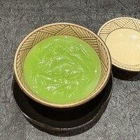 鮨 こん藤 - 蛤の茶碗蒸し うすい豆の餡　◎
                      蛤のお出汁がとても濃厚で豆の風味に負けない
                      初めから胃袋掴みにくる感じ
