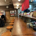 らーめん南山 - 長ーいストレートなカウンター席とテーブル席、ラーメン屋というよりラーメン居酒屋的な雰囲気。