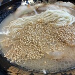 水城らあ麺 - 胡麻を振りかけて・・