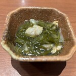 蔵元居酒屋 清龍 - お通しは、あさりと生姜入りめかぶ