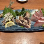 蔵元居酒屋 清龍 - かつおたたきといわし葱たたき二種盛りと、かんぱち刺身（合盛で提供）