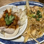 萬来 - おつまみ４種とアルコールが選べるプレミアムちょい飲みセットの茹で豚ピリ辛胡麻ソースとネギ焼豚