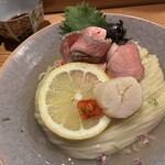めん 呼白 - 「Hotate2（帆立昆布水つけ麺）」（2,000圓）の麺とトッピング。