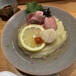 めん 呼白 - 「Hotate2（帆立昆布水つけ麺）」（2,000圓）の麺とトッピング。
