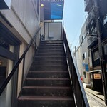 カフェ GOTO - この階段をトントン上がるとお店