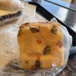 ベーカリー&テーブル 箱根 - ベーコンやごぼうベーコンやごぼうを練り込んだパン　軽い食感です