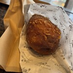 ベーカリー&テーブル 箱根 - カレーパン　パン生地にカレー粉が練り込んであってルーの玉ねぎの甘さが抜群