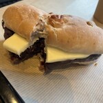 ベーカリー&テーブル 箱根 - あんバター　胡桃パンにつぶあんとバターが挟んであります　バターの口溶けがいいタイミング