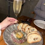 デイリー スタンド コポリ - 和牛とエシャロットのタルタル、スパークリングワイン、私の手（笑）