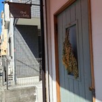 チャイカフェ - お店の出入口ドアと吊り看板