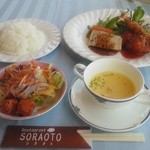 ソラオト - 「週替わりランチ」900円　セルフのドリンク＆デザートもつきます。