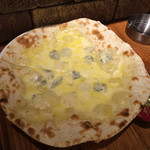 CONA - ゴルゴンゾーラとハチミツのピザ。