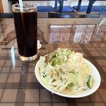 ヒマラヤン インド ネパール料理 - セットのサラダとアイスコーヒー