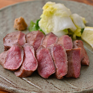 職人が焼き上げる「たん焼」と農家直送の旬野菜の魅力