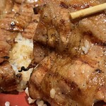 豚丼一番 - バラ肉のアップ
