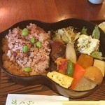 らく万 - 月曜日の昼は優しいランチがいいですね。赤飯のお弁当をいただきました。ご馳走様でした。