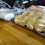 高見屋 - カウンターのいなり寿しとおにぎり