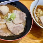 ラーメン鈴蘭 - 左は「鈴蘭みそラーメン」右は「しょうゆラーメン」750円