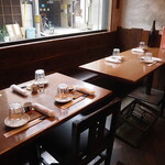 おじさんと日本酒 - 店内（テーブル席）