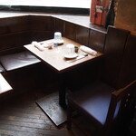 おじさんと日本酒 - 店内（2名掛けテーブル席）
