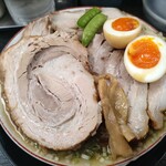 みずさわ屋 - 煮卵入り柔らかバラ肉そば　1595円