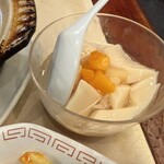 随園別館 - 杏仁豆腐もこれだけの量が付いてくる定食はまずないと思う。