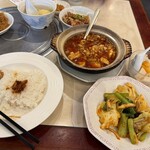 随園別館 - 「A激辛定食」の内容は ・麻婆豆腐 ・辛八宝菜 ・食べる辣油トッピングライス ・ザーサイ ・杏仁豆腐