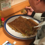 ちょぼ焼き・焼きそば 末広 - ギャル曽根バージョンにチャレンジする若者。8分以内で完食すれば無料になります(￣ー￣)